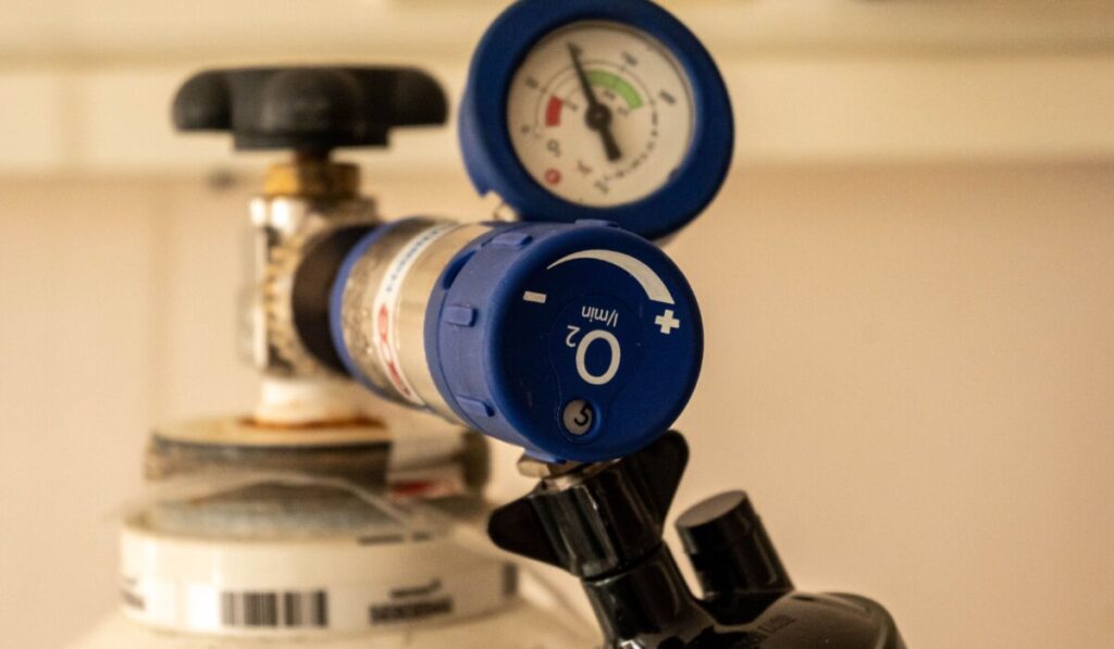 oxygen cylinder setup Dehradun — Oxygen cylinder setup dehradun: 7 essential steps for home — Photo by Vladimir Srajber on Pexels
